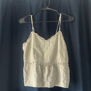This vintage Sim & Sam top is the perfect addition to your summer wardrobe!